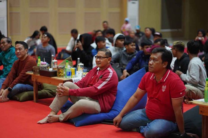 Nobar Indonesia Vs Australia, Pj Wali Kota Batu berbaur dengan Anak Yatim Piatu dan Masyarakat