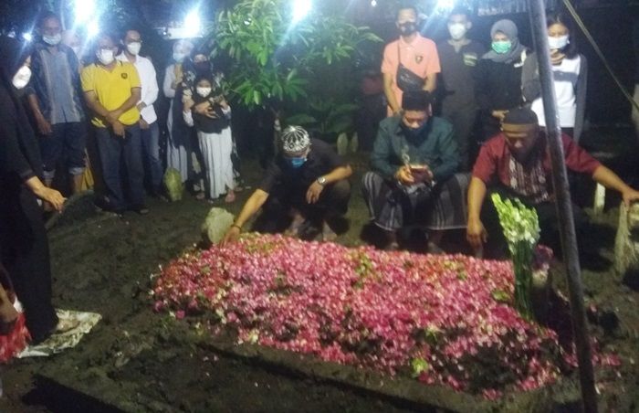 Usai Disalati, Jenazah Chacha Dibawa ke Rumah Duka, Isak Tangis Keluarga Pecah