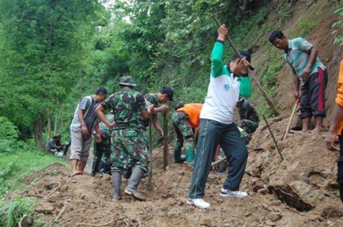 Akibat Longsor, Arus Transportasi Warga Desa Sumberdadi Trenggalek Terputus