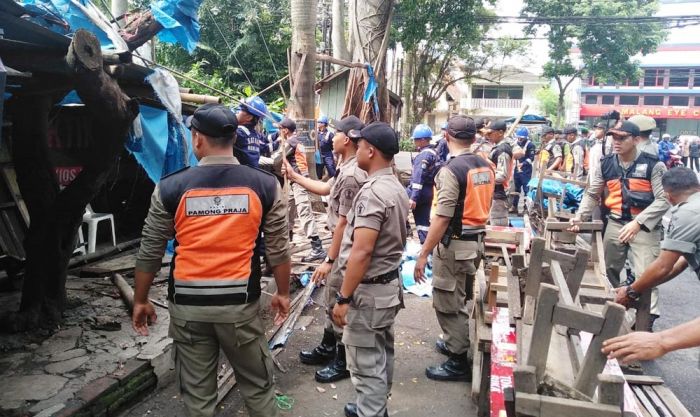 Satpol PP Kota Malang Tertibkan Warung di Trotoar Jalan Diponegoro