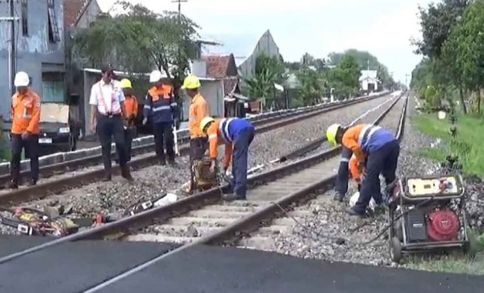 Masuki Musim Hujan, PT KAI Daop 9 Jember Lakukan Pengecekan Perlintasan