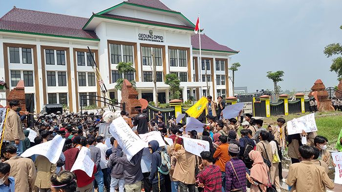 Tolak Perpanjangan Masa Jabatan Presiden, Ratusan Mahasiswa Demo Gedung DPRD Bangkalan