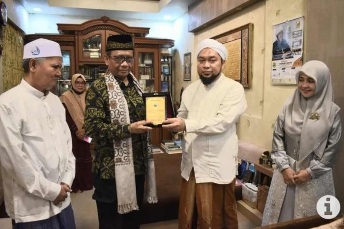 Kiai Afifuddin Muhajir: Mahfud MD Paling Bisa Diharapkan Tegakkan Hukum dan Berantas Korupsi