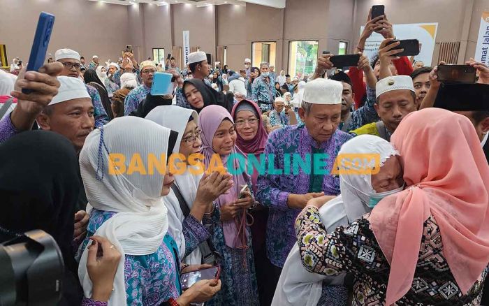 Gubernur Khofifah Sambut Kedatangan Kloter Terakhir Jemaah Haji dengan Salam dan Peluk