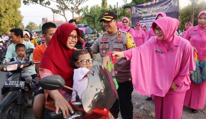 Tingkatkan Silaturahmi di Bulan Suci, Kapolres Bangkalan Bagi-bagi Takjil