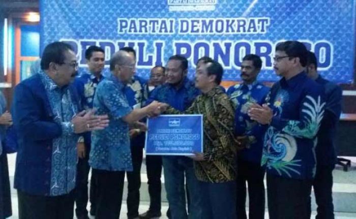 Pakde Karwo Instruksikan Kader Demokrat Total Bantu Korban Longsor Ponorogo