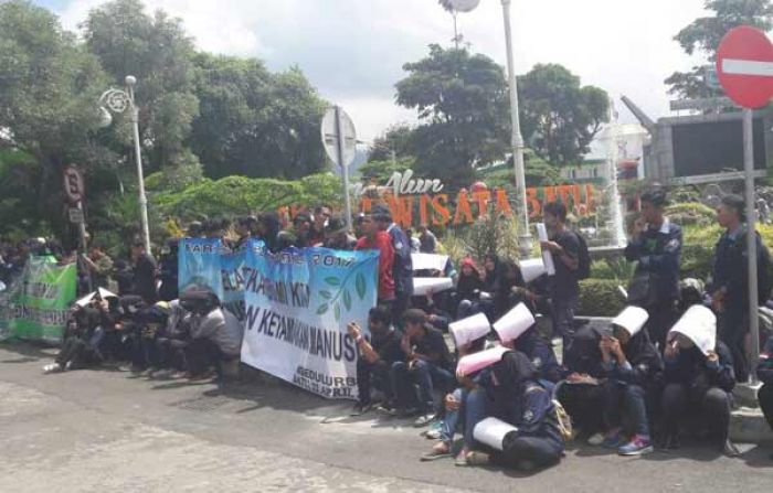 Aksi Peringatan Hari Bumi di Alun-Alun Batu Dapat Pengawalan dari Polisi