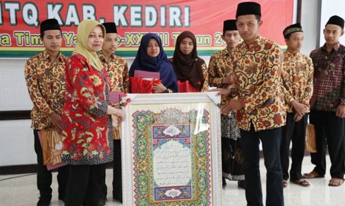 Bupati Kediri Serahkan Penghargaan kepada Juara MTQ