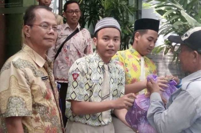 Lulus 100 Persen, Siswa SMPN 1 Lamongan Bagi-bagi Sembako ke Tukang Becak