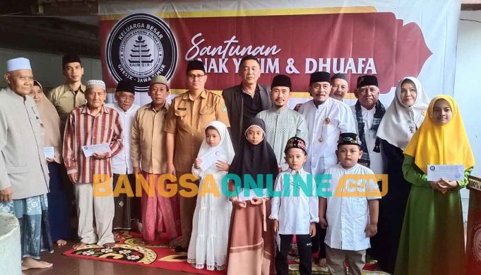 Juru Kunci serta Pengurus Kaum Giri Gelar Santunan untuk Ratusan Anak Yatim dan Dhuafa