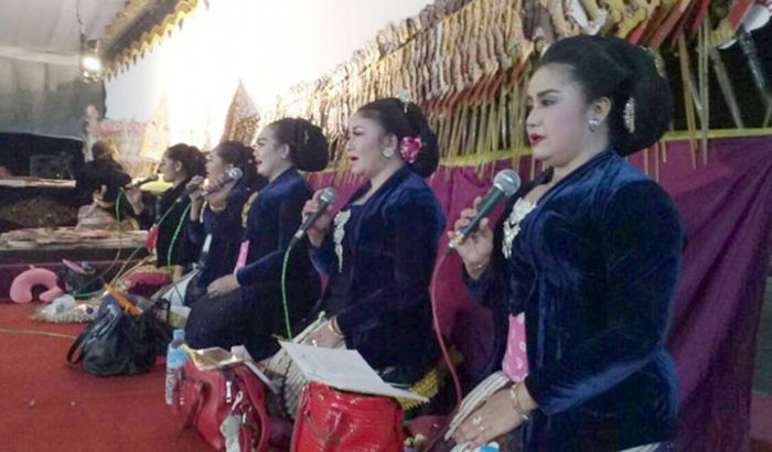 ​Gelar Wayang Kulit, Semen Indonesia Tuban Datangkan Sinden Luar Negeri