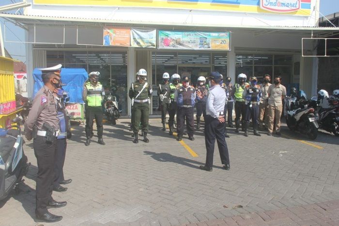 Masuk Kota Mojokerto Pastikan Sudah Vaksin, Pos Nataru Terapkan Suntik di Tempat