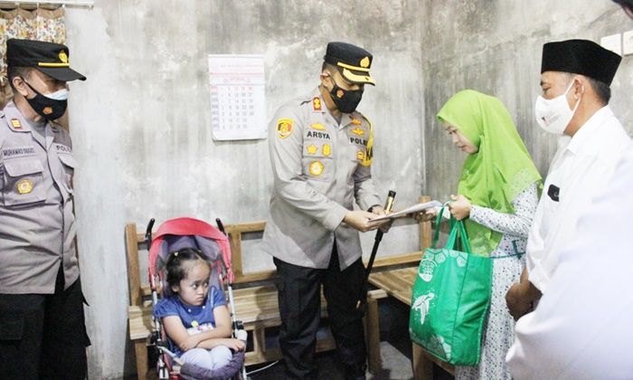 100 Hari Kerja, Kapolres Probolinggo Serahkan Santuan kepada Anak-Anak Penderita Hidrosefalus