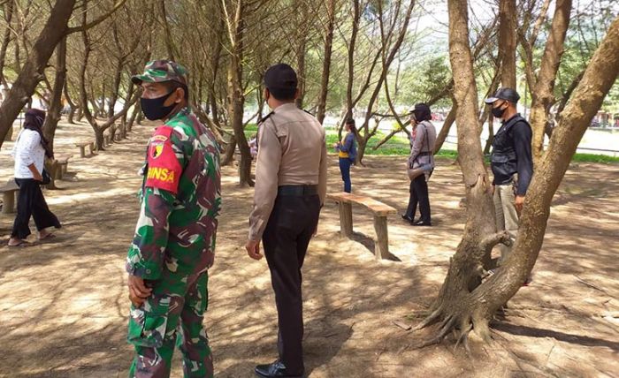 Tegakkan Protokol Kesehatan, Tim Gabungan TNI-Polri Sosialisasi dan Bagikan Masker di Tempat Wisata