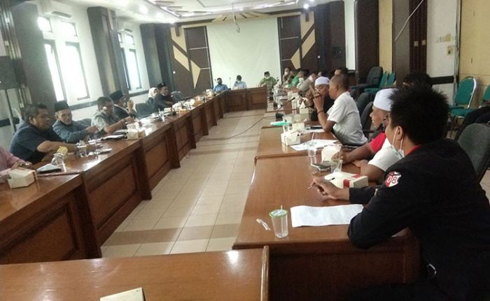 Keluhkan Jalan Rusak, Belasan LSM Datangi DPRD Pasuruan