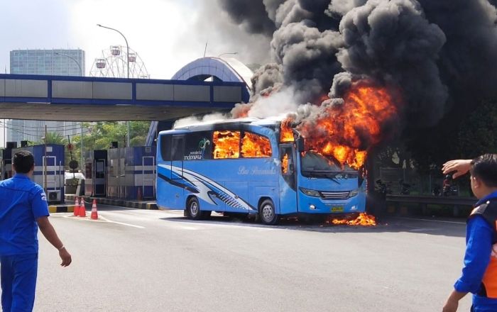 Bus Pariwisata Rombongan Mahasiswa Mataram Terbakar di Pintu Tol Menanggal