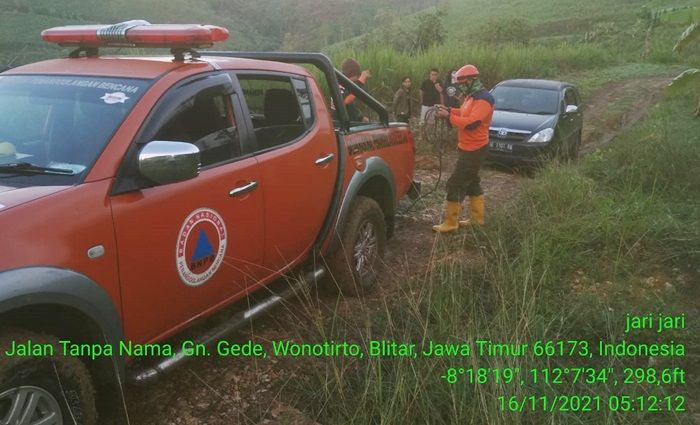 Ikuti Google Maps, Mobil Wisatawan Asal Kota Kediri Tersesat dan Terjebak Lumpur di Blitar