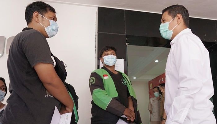 ​Wali Kota Kediri Sapa Pengemudi Ojol yang Jalani Vaksinasi Dosis Kedua