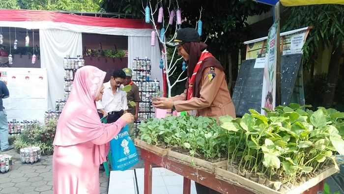 ​Bawa Sampah ke TPS di Jombang Bisa Dapat Bibit Tanaman