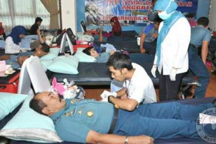 Peringati HUT ke-71, Lanal Malang Bersama PMI Gelar Donor Darah