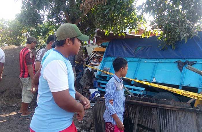 Truk Tabrak Rumah dan Warung di Bangkalan