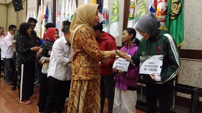 Wali Kota Batu Serahkan Bonus kepada 140 Atlet Berprestasi