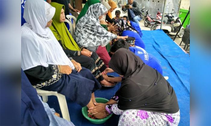 HUT ke-5, LSM FPSR Gelar Aksi Basuh Kaki Ibu