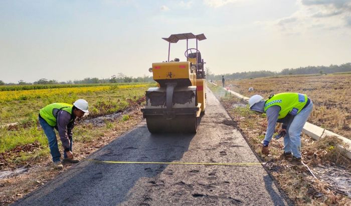 Dongkrak Perekonomian, Dinas Perkim Jombang Perbaiki Jalan Penghubung Antardesa