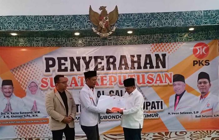 PKS Situbondo Serahkan SK ke Pasangan Karunia