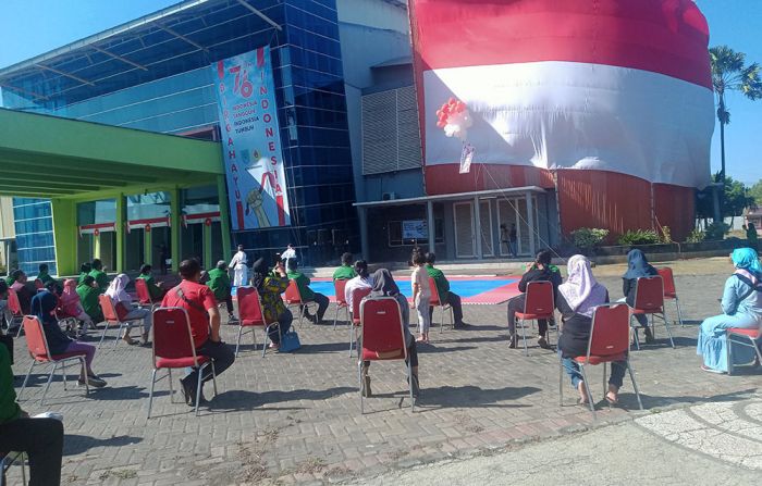 Peringati HUT RI-76, KONI Kota Probolinggo Bentangkan Bendera Raksasa