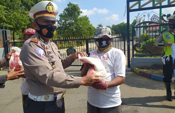 Peringati HUT Lalu Lintas ke-65, Polres Pamekasan Bagikan Masker dan Sembako