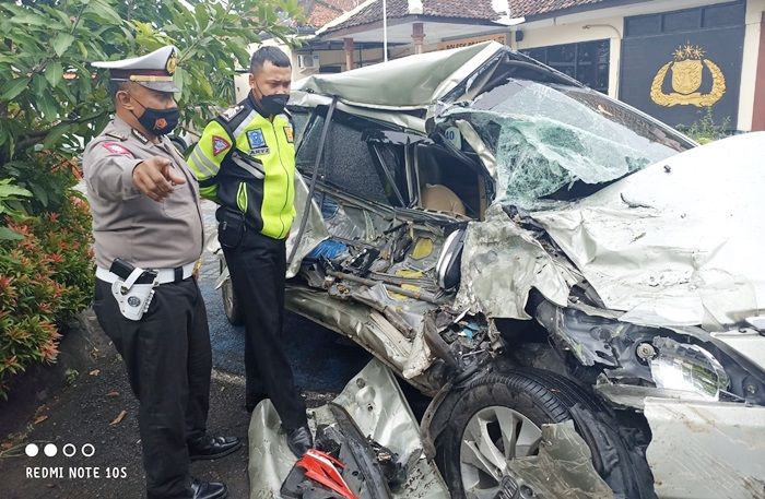 Ban Selip, Truk Tronton Hajar Innova dan 2 Motor di Sidoarjo, 8 Orang Luka-Luka