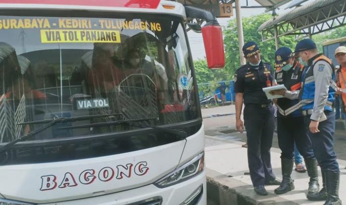 Razia Jelang Libur Nataru, Petugas Dishub Keluarkan Paksa 6 Unit Bis dari Terminal Purabaya