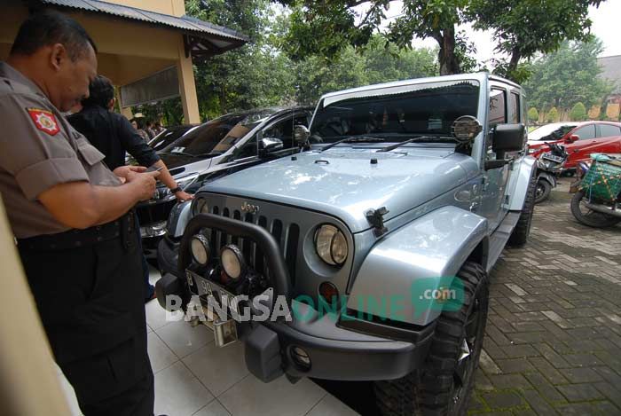 KPK Sita Tiga Mobil Mewah dan Satu Moge dari Rumah Sekda Jombang