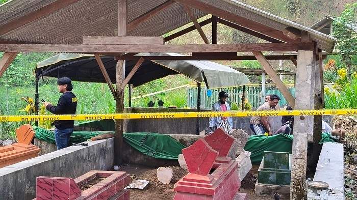 ​Polisi Mendadak Bongkar Makam Santri di Blitar, Ada Apa?