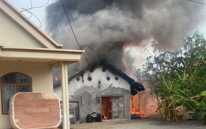 Bakar Sampah, Rumah dan Gudang BBM di Taman Sidoarjo Terbakar