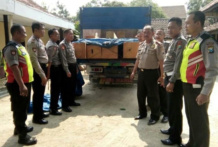 ​Polsek Jatirogo Tuban Amankan Truk Pengangkut Belasan Jati Bodong