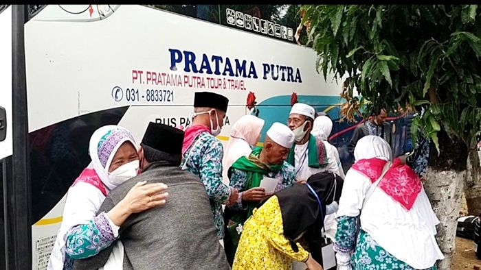 Tangis Haru Warnai Kedatangan Ratusan Jemaah Haji Asal Tuban di Bandara Juanda