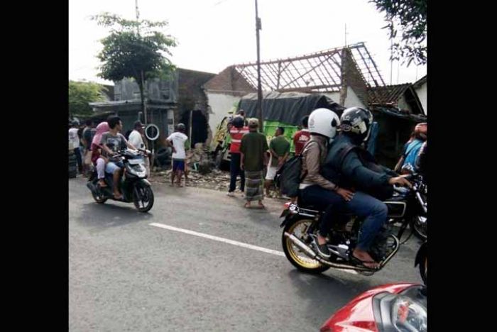 Kecelakaan di Tegalrejo Jember, Truk Angkut Bawang Putih Tabrak Bengkel Tambal Ban