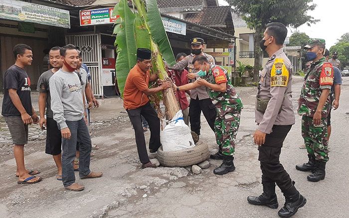 Warga Desa Dayu Blitar Tanami Pohon Pisang di Jalan yang Rusak