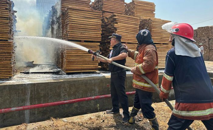 Pabrik Kayu di Gresik Dilalap Api, 2 Karyawan Luka Bakar