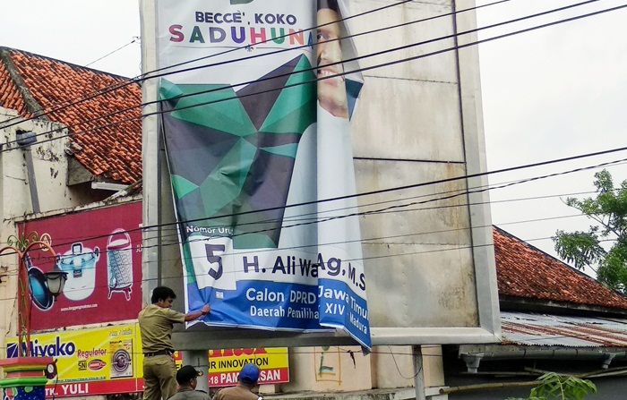 ​Bawaslu Pamekasan Copot Puluhan APK yang Melanggar Aturan