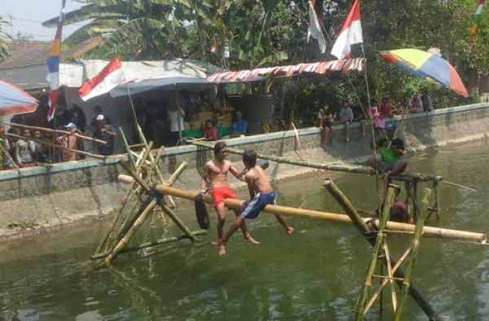 Lomba Gepuk Bantal di Sungai Kumuh Ramaikan HUT Kemerdekaan RI ke 70 di Kediri