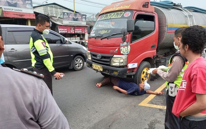 Putar Balik Kurang Hati-hati, Truk Tangki Tabrak Pejalan Kaki di Raya Gilang Sidoarjo