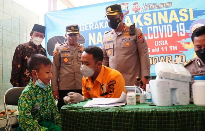 Kapolresta Sidoarjo Tinjau Vaksinasi Merdeka Anak di MINU Ngingas