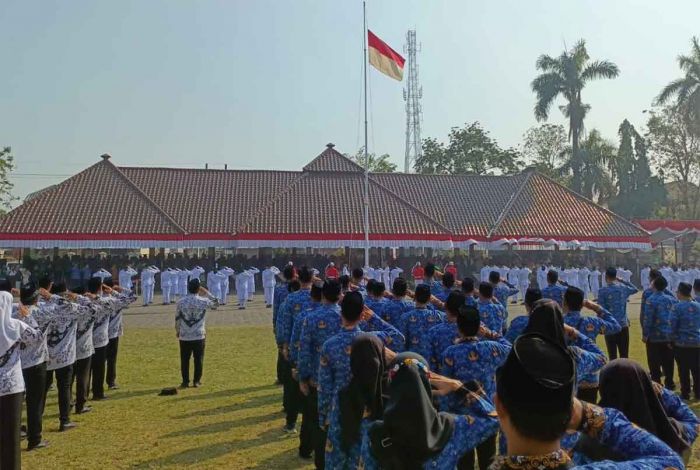 Pemkab Pasuruan Kibarkan Bendera Merah Putih Tak Layak saat HUT ke-79 RI, Kok Bisa?