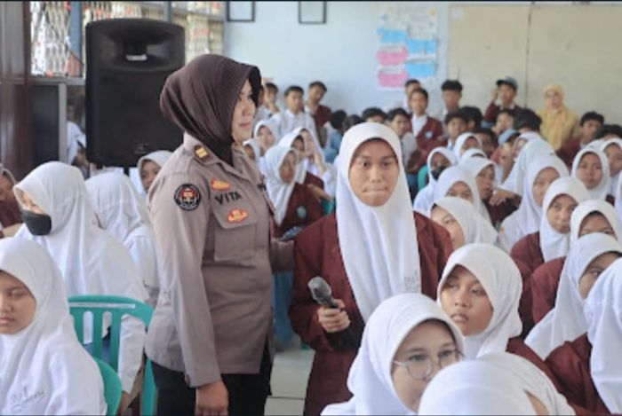 Tanamkan Nilai Kebaikan, Polwan Polres Probolinggo Beri Edukasi Pelajar yang Ada di Sekolah