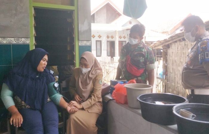 Polsek Tlanakan Pamekasan Gelar Vaksinasi Door To Door dan Sosialisasi Vaksin