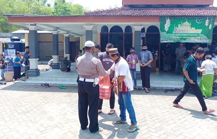 ​Jumat Berkah, Polwan Polres Ngawi Ingatkan Kaum Pria Salat Jumat dan Bagikan Nasi Kotak