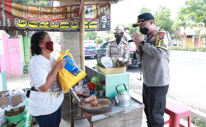 Blusukan ke Rumah Warga, Kapolres Situbondo Bagikan Ratusan Sembako Terdampak Covid-19